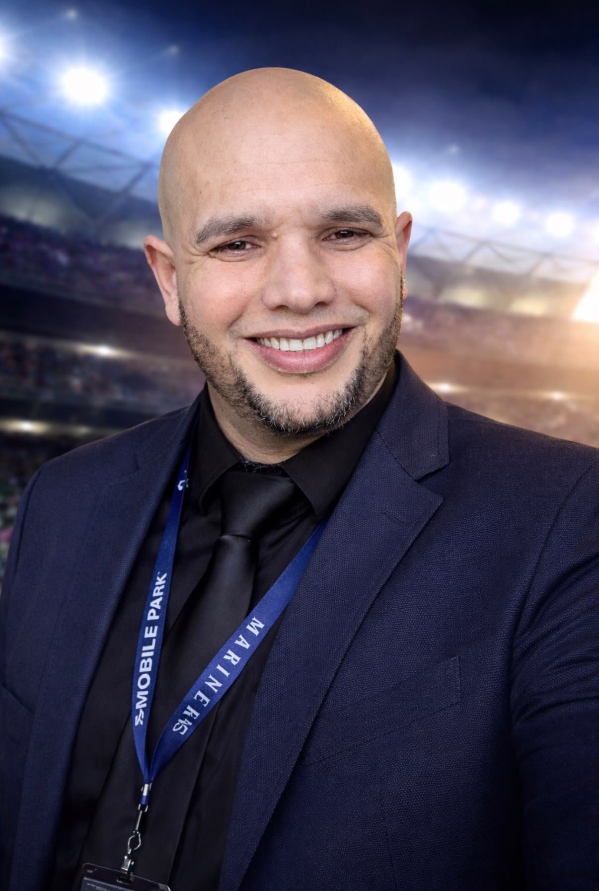 Joe Alicea en un estadio, vestido para una transmisión deportiva